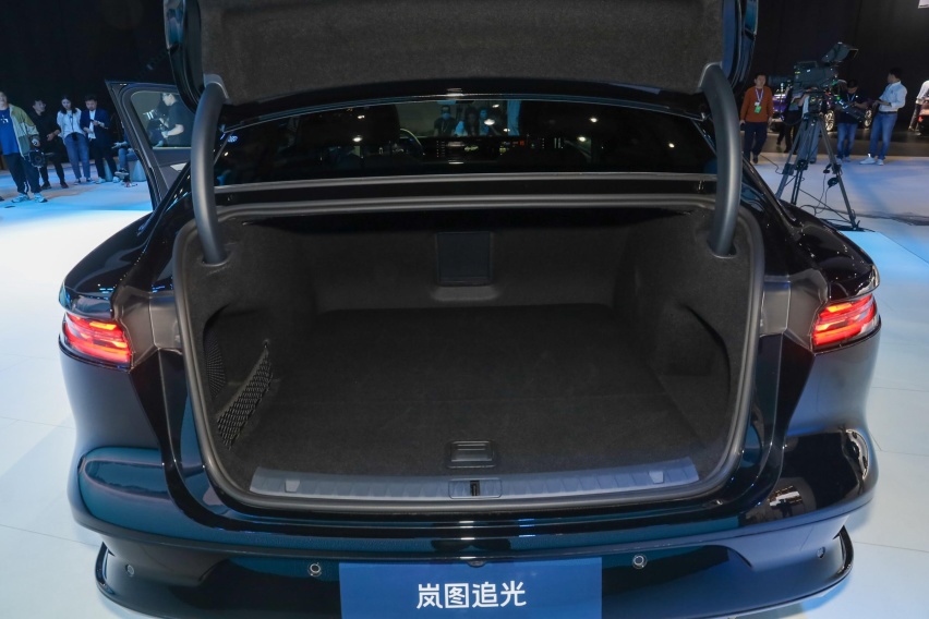岚图追光：3米轴距，续航580km，3.8秒加速破百，入门配置就足够