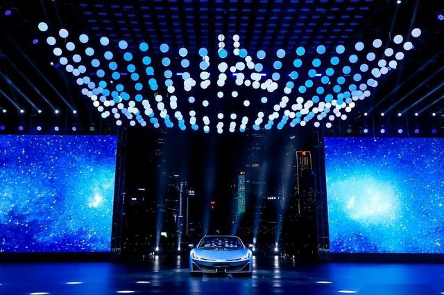 埃安发布全新LOGO、1.9秒破百量产超跑，逼格一下就高起来了