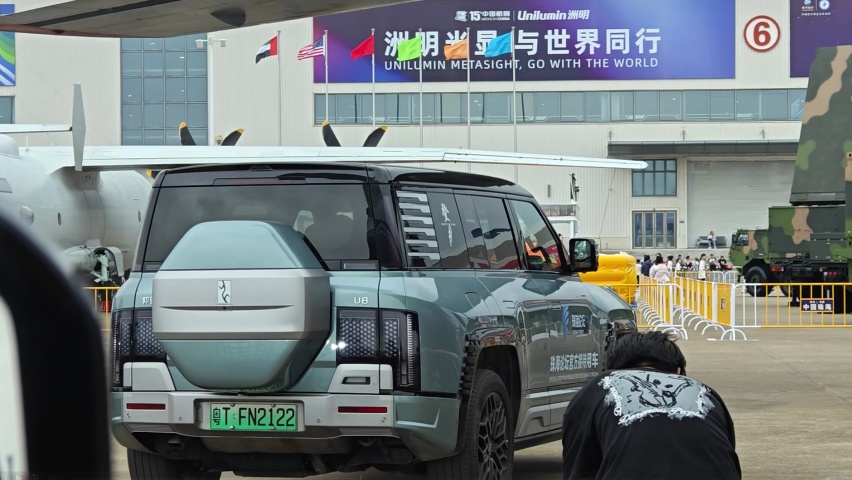 比亚迪仰望U8亮相珠海航展，担当论坛官方接待用车，真长脸！