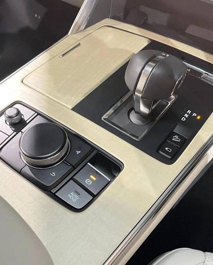 马自达CX-60海外到店,3.3T直6发动机卖28万