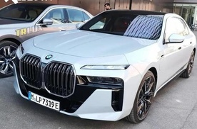 2023款“白色”宝马7系曝光，配3.0T/4.4T引擎，比黑色更运动