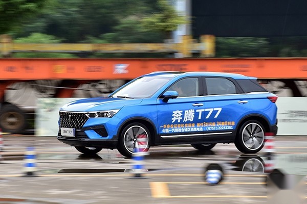 1.2T发动机拉动55吨坦克 场地试驾奔腾T77
