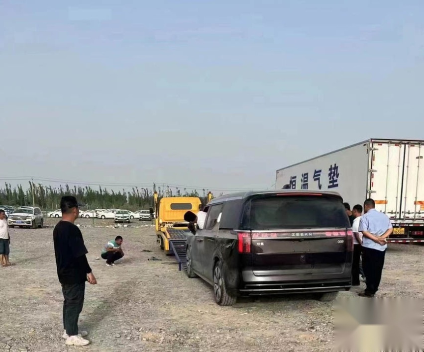 极氪第二款车曝光！巨无霸尺寸+头等舱座椅，网友：撞脸库里南！