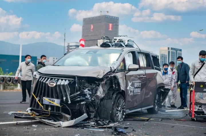 货车前后包夹依然安全无恙，传祺M8宗师打脸一众豪华MPV