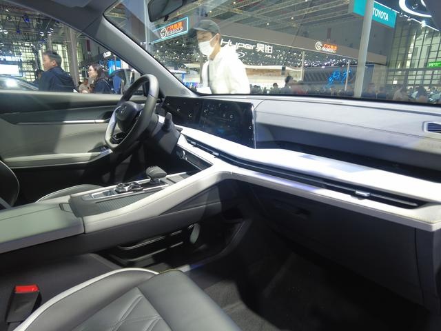 第三代长安CS75 PLUS智电iDD实拍，前脸造型时尚，续航能力提升