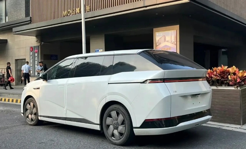 小鹏X9现身街头，长近5米3配冰箱+彩电，标配双腔空悬+后轮转向