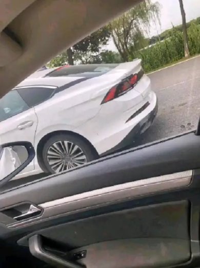 无框车门、溜背、内置双联屏，不再套娃的大众全新凌渡能不能火？