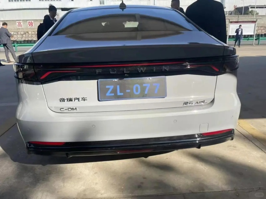 奇瑞风云A8L实车曝光，前脸确实很“奥迪”，配双悬浮屏幕+怀挡