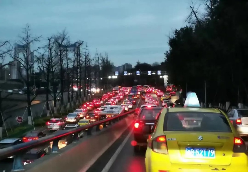 重庆限行首日，更畅通了？还是更堵了？看看网友怎么说