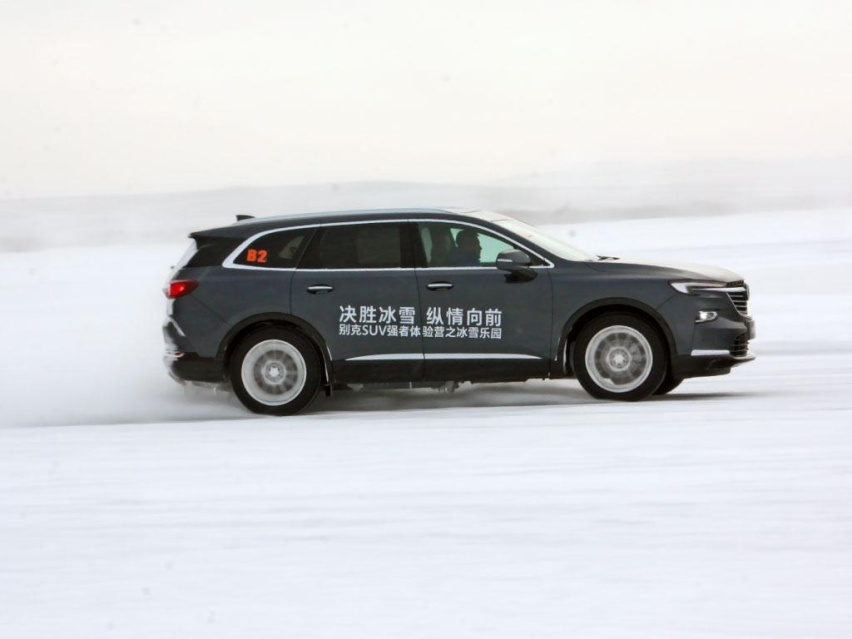 感受四驱能力，大尺寸SUV也能玩漂移，在冰天雪地里试驾昂科旗