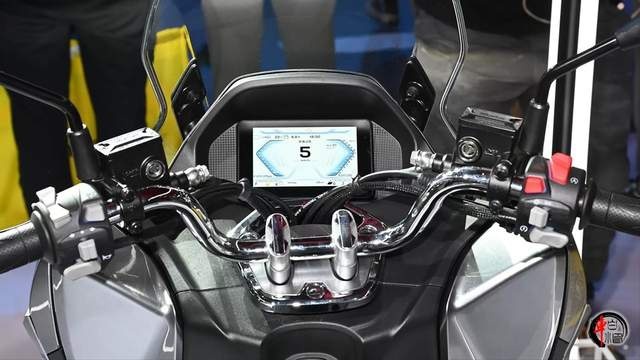 新车|高性能低碳车坛新星:QJMOTO鸿150售价16999元