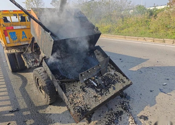 问界M5正面撞击行车道静置施工车：撞击力度很大，车辆几乎全损