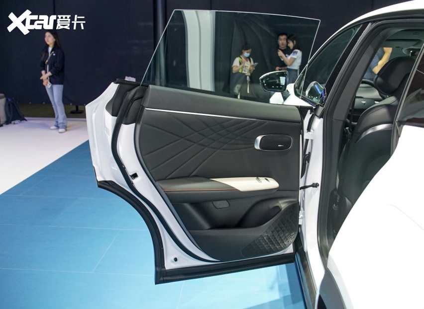 首款超级增程SUV“王炸”上市！不足15万续航1120Km，配无框车门