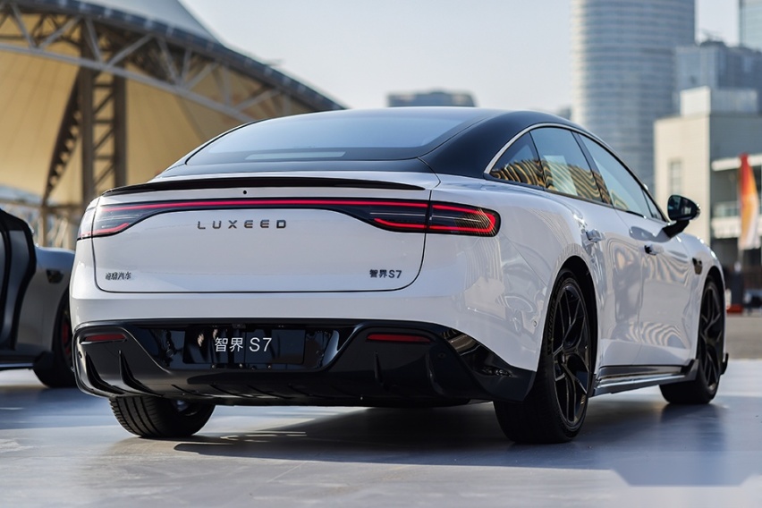 3.3秒破百 最大续航里程超800km 智界S7上市售24.98万起