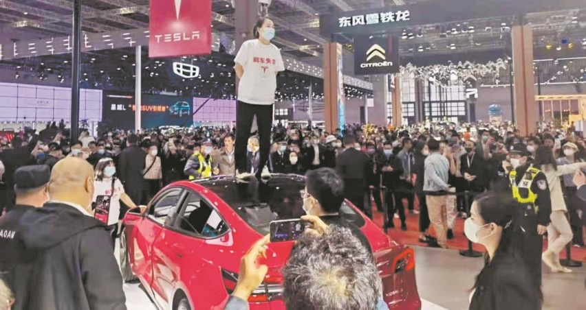 又是特斯拉无减速撞车？！电动“神车”为何变得“不安全”