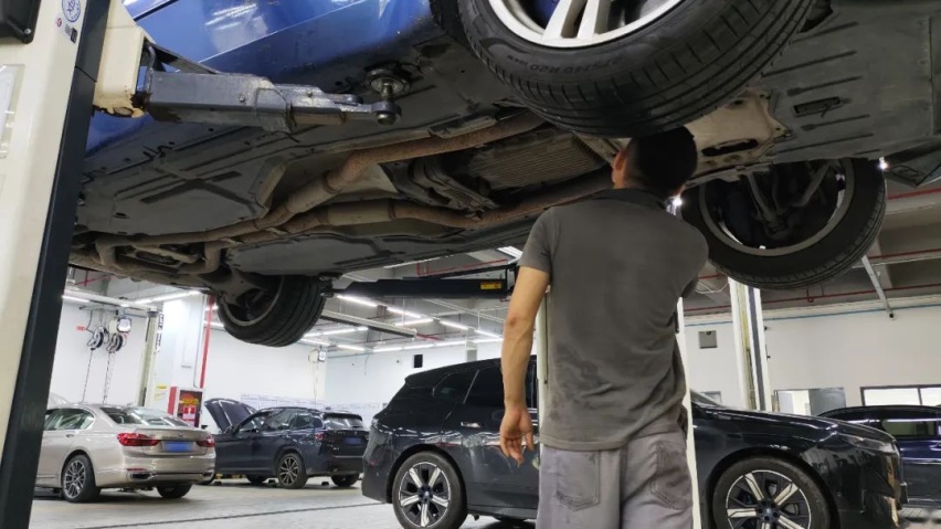 ​V8引擎的二手宝马保养一次要多少钱？答案是0元，因为...