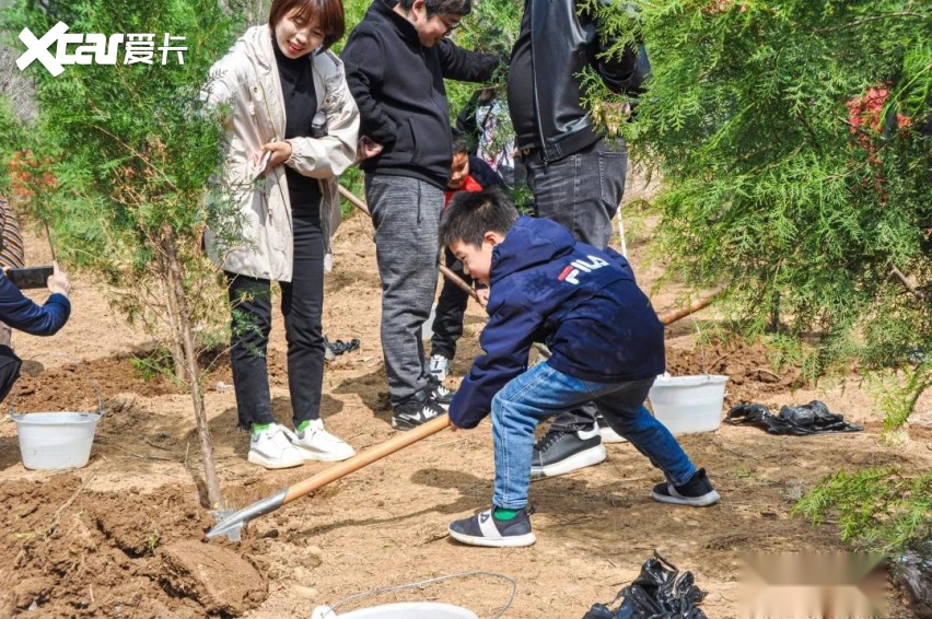 “春风绿野 在星间”西安华中星辉奔驰公益植树节圆满落幕