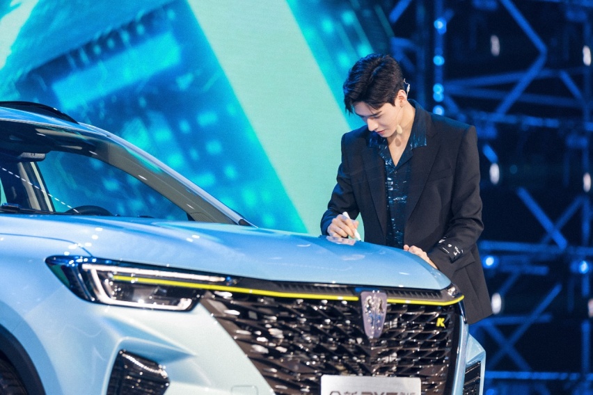 起价9.88万，全新荣威RX5 PLUS却能跑进8秒，油耗低至6.9L