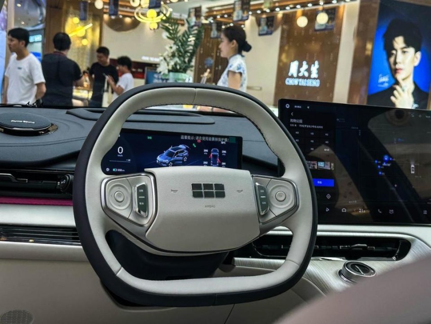 首搭Flyme Auto智能座舱系统 吉利银河E5静态体验