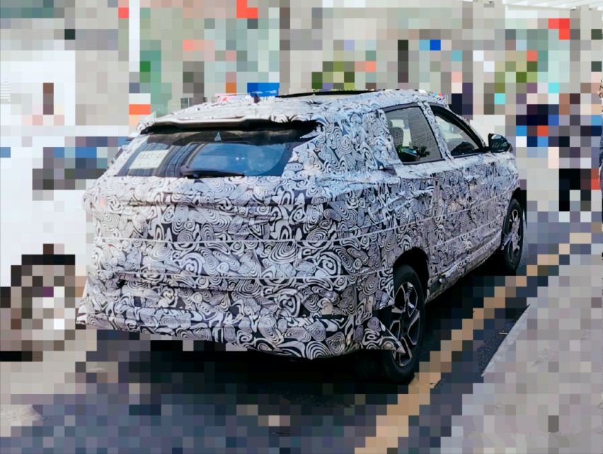 东风风神皓极路试谍照曝光，定位中型SUV，采用了前卫的设计