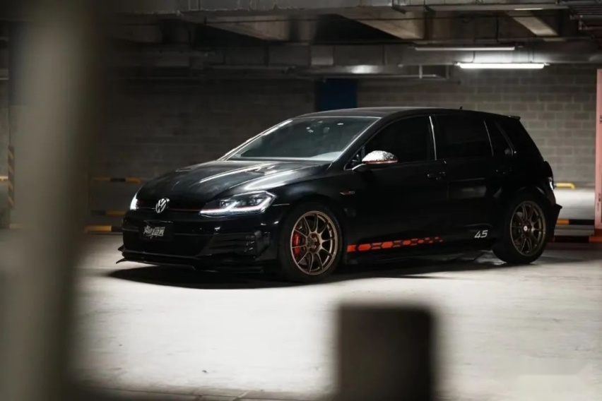 走街范的大众7.5代高尔夫GTi，这种干净素雅的感觉就很棒