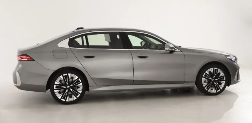 全新BMW 5系长轴版今日在大东工厂下线，月底正式上市！