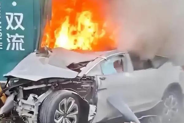 HiPhi X高速失控撞树起火，高合还能起死回生吗？