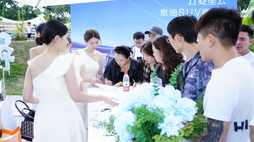 八万级燃油SUV模范生五菱星云昆明上市，售价8.98万元起