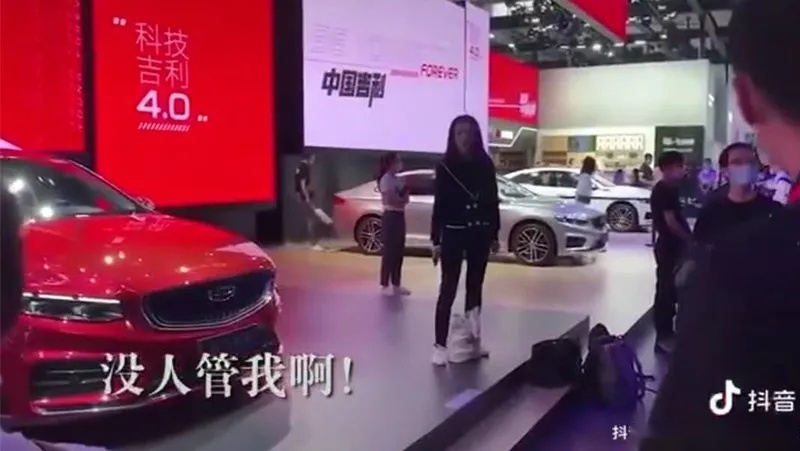 北京车展吉利展台惊现美女