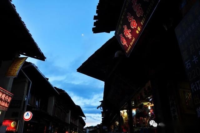 自驾车去西藏回忆（3）：三进香格里拉，逛古城看高原圆月！