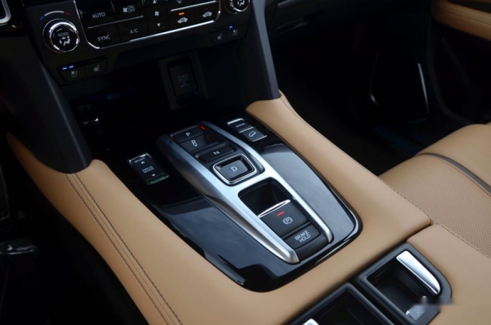 这款中型SUV，搭载1.5T+CVT动力组合，油耗7.2L