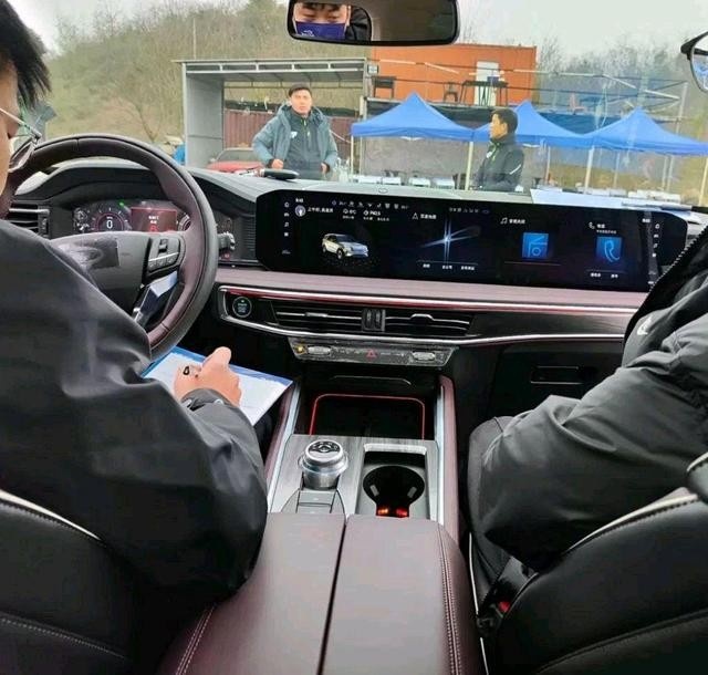 外观内饰大调整， 新款福特探险者实车曝光！