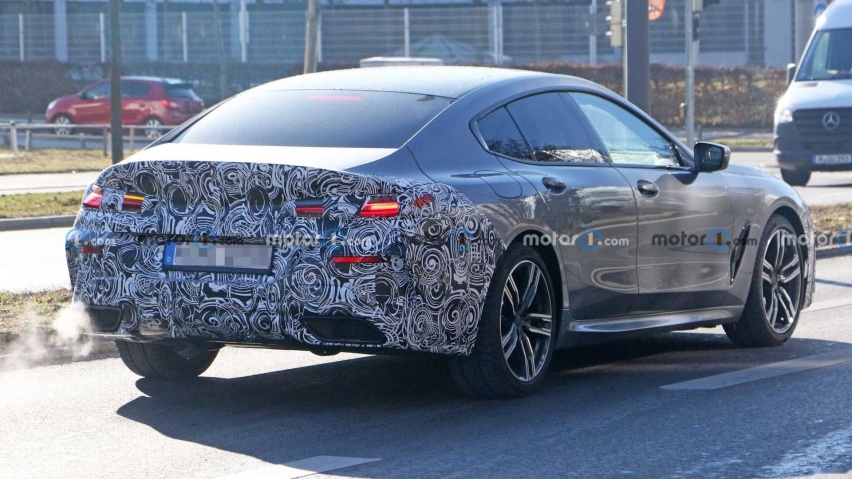 新BMW 8系Gran Coupe四门版车型 轻伪谍照曝光