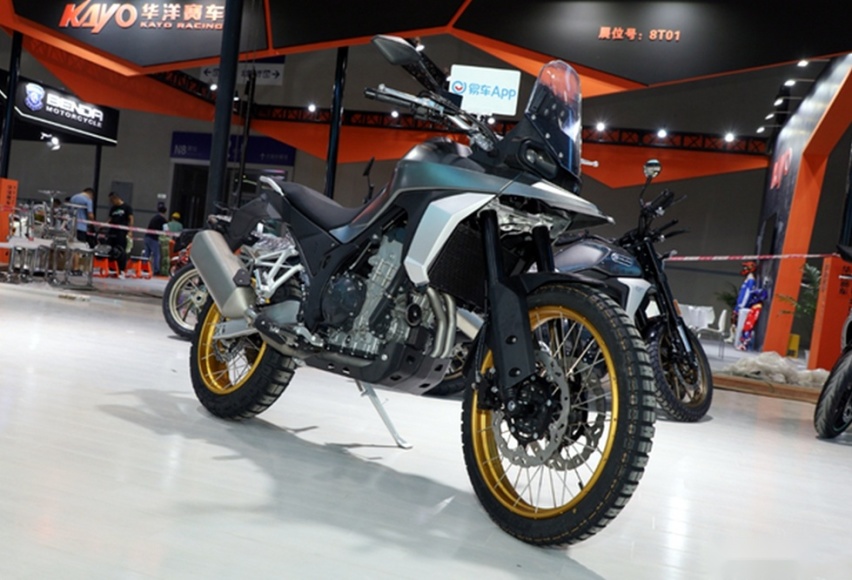 车重180公斤，搭水冷双缸800ML发动机，凯越全新ADV实车亮相