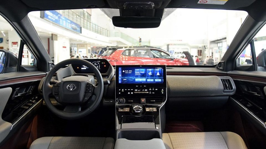 17万元就能买纯电中型SUV，丰田bZ4X官降后每年养车省4百