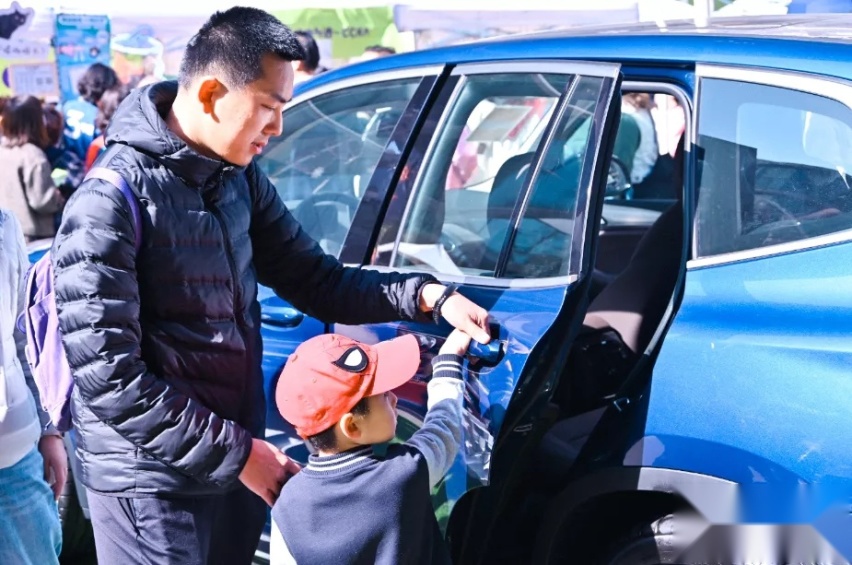 创新纯电动BMW iX3空降咖啡市集