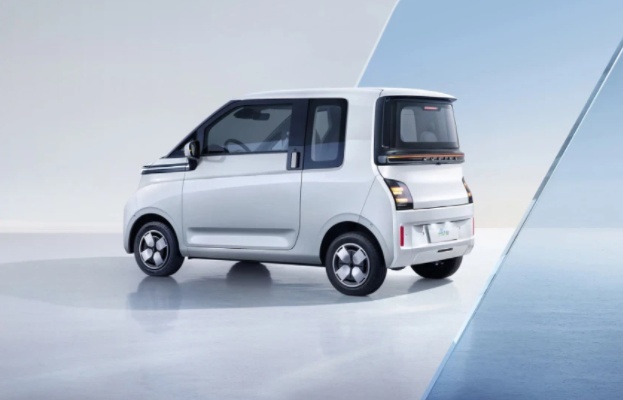 提供两座和四座布局，续航300km，五菱Air ev晴空开启预定
