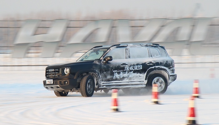 哈弗大狗：带着两把锁下雪地无压力 售价16万起真香