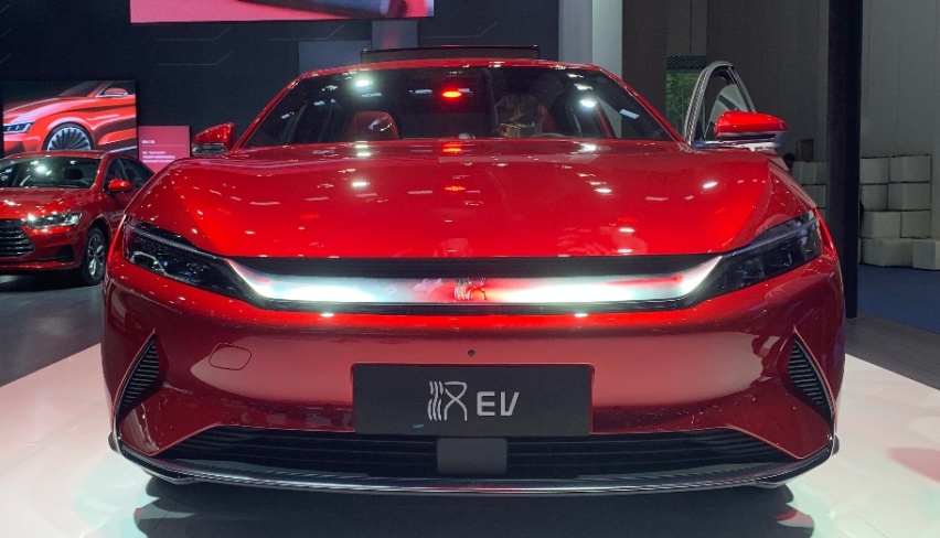 與燃油車不同的是,電動汽車充電時比較枯燥,但是成本更低,漢ev(參數