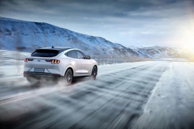 黑马驾到：26.5万起的福特Mustang Mach-E动刀