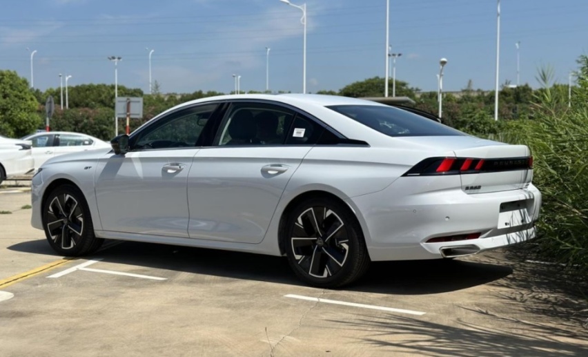 法系车有救了？全新标致508L实拍，全新车标+1.8T，比凯美瑞漂亮