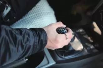 行车中汽车自动跳档怎么办