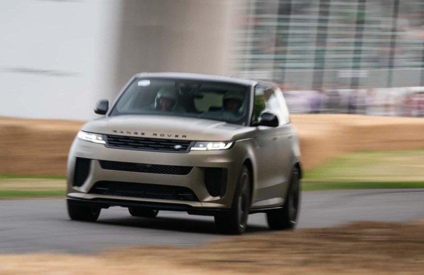 2024款揽胜运动版SV，8活塞碳陶瓷刹车，23英寸碳纤维轮毂