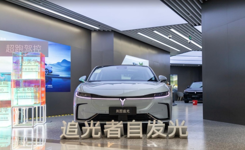 3.8秒破百却30多万，到店体验岚图追光，这车比56E更懂豪华