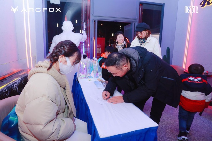 “生而破界 智享未来”——极狐圣诞奇遇记开启狂欢会
