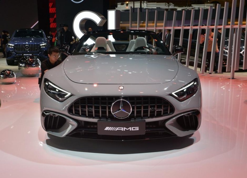 200万只能盯着燃油车，新AMG SL 63，敞篷跑车吸睛无数