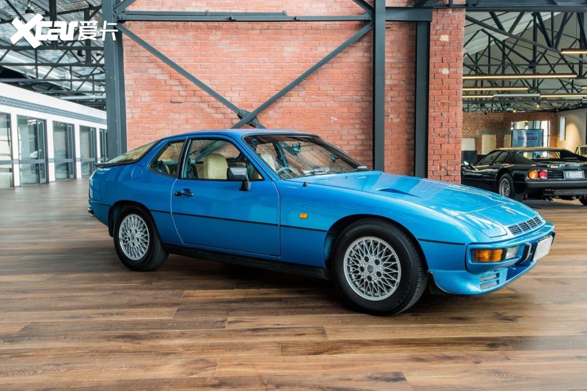 废弃谷仓新发现,角落惊现两台保时捷924 turbo