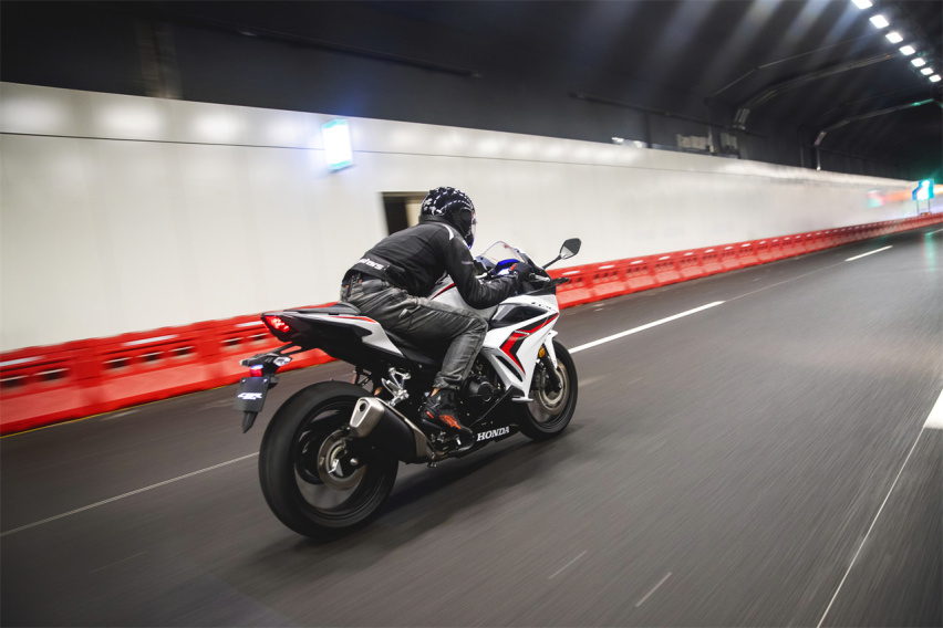 入门中小排量仿赛摩托，本田CBR400R，车身灵活操控易上手