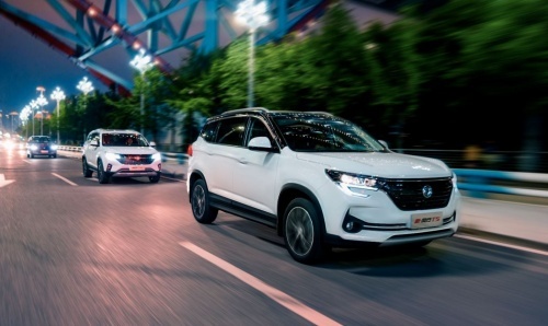2021款东风风行T5“闯关”上市，诚意价低至6.99万元