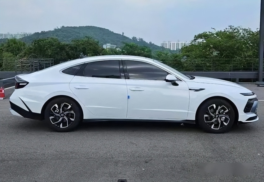 现代全新索纳塔实拍，比亚洲龙高级，新增1.6T插混，量产成爆款？
